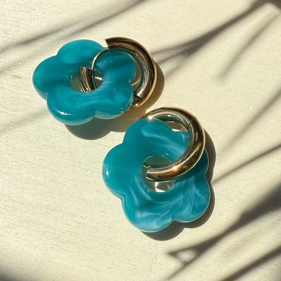 Turquoise colour marbled Flower Resin Acrylic Hoop Earrings – Huggie Style - Picture 5 of 5